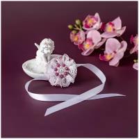 Роскошный свадебный браслет свидетельницы "Анжелика" из белой атласной ленты с украшением из сиреневого атласа, белого кружева и фиолетовых жемужных бусин